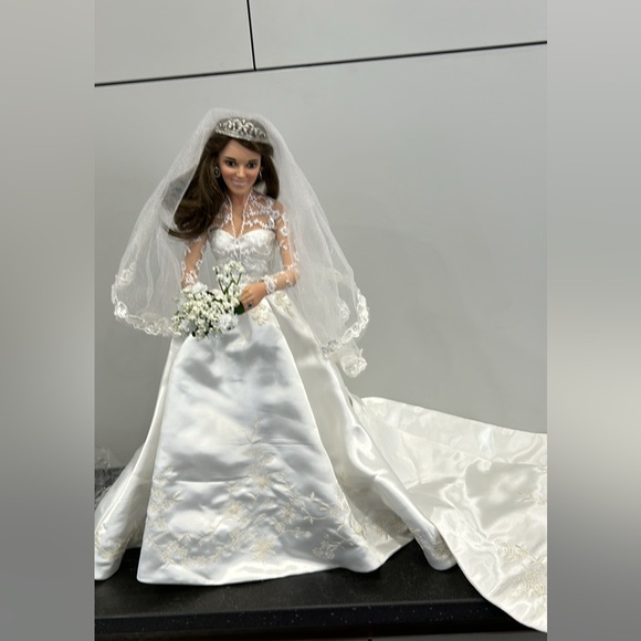 Numbered Kate Middleton wedding doll from Ashton-Drake Gallery - Picture 3 of 9